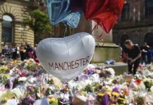 Terrorista de Manchester pudo recibir entrenamiento de EI en Siria Numerosas personas rinden homenaje a los 22 muertos, entre ellos niños, del ataque suicida del pasado lunes en el que otras 64 personas resultaron heridas en el centro de Manchester, Reino Unido.