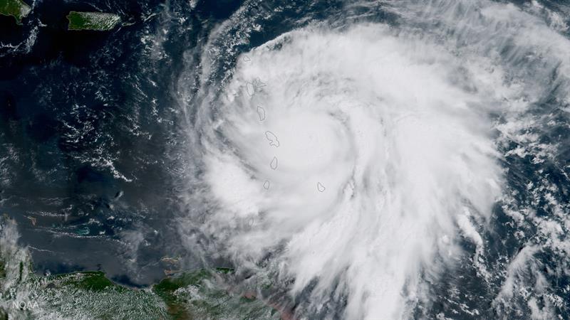 Fotografía tomada por el satélite GOES-16 de la Agencia Nacional de Océanos y Atmósfera (NOAA) estadounidense, que muestra la trayectoria del ojo del huracán María, de categoría 4, acercándose a las islas de Barlovento hoy, lunes 18 de septiembre de 2017.