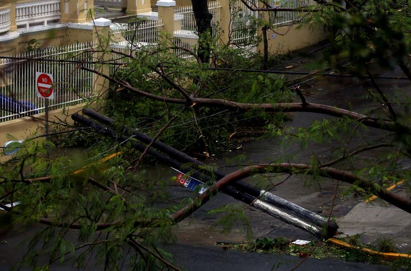 Vista de los da&ntilde;os causados por el hurac&aacute;n Mar&iacute;a hoy, mi&eacute;rcoles 20 de septiembre de 2017, a su paso por San Juan (Puerto Rico). 