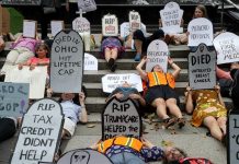 Marcha de mujeres Alianza Muere por el Sistema de Salud en Nueva York Personas participan en marcha de mujeres Alianza Muere por el Sistema de Salud hoy, jueves 13 de julio de 2017, en el Foley Square de Nueva York, Nueva York