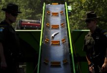 Autoridades de Nueva York queman más de una tonelada de marfil ilegal Policías del Departamento de Conservación Medioambiental del Estado de Nueva York se dispone a quemar más de una tonelada de marfil ilegal, que representa la muerte de más de 100 elefantes, confiscado contra la caza furtiva y el tráfico animal, en el Central Park, Nueva York