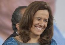 La ex primera dama mexicana Margarita Zavala muestra su registró ante el Instituto Nacional Electoral (INE) para contender con una candidatura independiente en las elecciones presidenciales de 2018