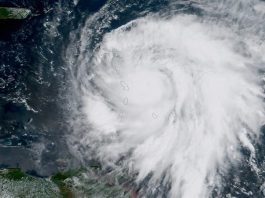 Fotografía tomada por el satélite GOES-16 de la Agencia Nacional de Océanos y Atmósfera (NOAA) estadounidense, que muestra la trayectoria del ojo del huracán María, de categoría 4, acercándose a las islas de Barlovento hoy, lunes 18 de septiembre de 2017.