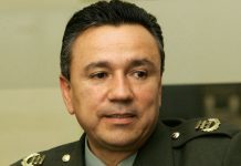 El general Santoyo, ex jefe de seguridad de Uribe, se entrega a la DEA