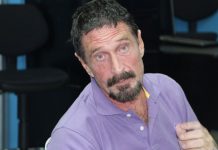 El millonario estadounidense John McAfee, requerido en Belice para su interrogación por un caso de homicidio, se encuentra hoy en un albergue en "condición estable" de salud, y a la espera de ser expulsado de Guatemala, informó una fuente oficial.