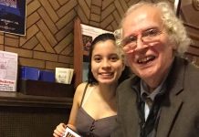 Hernando Merchand acompañado de la estudiante Katherine Spiers.