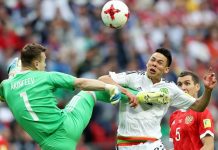 Hirving Lozano de México marca el segundo gol de su equipo contra el portero Igor Akinfeev de Rusia durante el partido de la Copa FIFA Confederaciones 2017 entre México y Rusia en el Kazan Arena de Kazan, Rusia, 24 de junio de 2017.