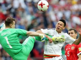 Hirving Lozano de México marca el segundo gol de su equipo contra el portero Igor Akinfeev de Rusia durante el partido de la Copa FIFA Confederaciones 2017 entre México y Rusia en el Kazan Arena de Kazan, Rusia, 24 de junio de 2017.