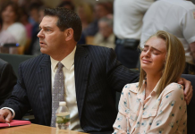 Condenan a 15 meses de prisión a joven que animó a su novio a suicidarse Michelle Carter, que en el momento de los hechos tenía 17 años, había sido declarada el pasado junio culpable de homicidio involuntario y se enfrentaba a una pena máxima de 20 años de prisión. (Foto Twitter)
