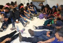 Tráfico ilegal de migrantes: Un negocio de 10.000 millones de dólares Fotografía que muestra a migrantes rescatados que viajaban en un camión por carreteras del estado de Tabasco (México).