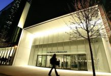 El Museo de Arte Moderno de Nueva York (MoMA) ha adquirido una selección de catorce populares videojuegos de las últimas tres décadas, entre los que figura "Tetris" o "The Sims", con los abrirá una nueva sección en sus galerías a partir de marzo de 2013 para demostrar que con el arte también se juega.