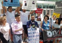 Asambleísta de Queens protesta por inhumana detención de joven de diecinueve años El Asambleísta Francisco Moya (centro) protestando frente a las oficinas del Servicio de Ciudadanía e Inmigración de Estados Unidos en Nueva York en apoyo al estudiante Diego Puma Macancela.