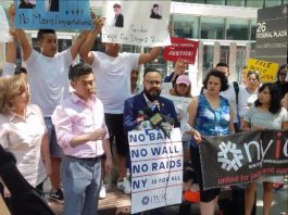 Asambleísta de Queens protesta por inhumana detención de joven de diecinueve años El Asambleísta Francisco Moya (centro) protestando frente a las oficinas del Servicio de Ciudadanía e Inmigración de Estados Unidos en Nueva York en apoyo al estudiante Diego Puma Macancela.
