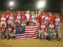 Estados Unidos conquistó la septima version de la Copa Carlos Gómez del Mundialito de Moca. El gobernador Diloné Ovalles y Santiago Cabrera, director de deportes entregaron la Copa a los estadounidenses.