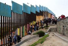 Inician las obras de los prototipos del muro fronterizo con México La construcción de los prototipos del que podría ser el nuevo muro entre México y Estados Unidos que desea levantar Trump, comenzó hoy en el área de Otay Mesa, en California. (foto twitter @CBP)