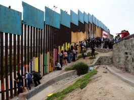 Inician las obras de los prototipos del muro fronterizo con México La construcción de los prototipos del que podría ser el nuevo muro entre México y Estados Unidos que desea levantar Trump, comenzó hoy en el área de Otay Mesa, en California. (foto twitter @CBP)