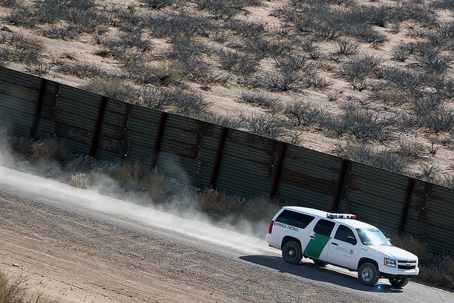 La construcción de los prototipos del que podría ser el nuevo muro entre México y Estados Unidos que desea levantar Trump, comenzó hoy en el área de Otay Mesa, en California. (foto twitter @CBP)
