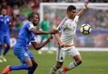 0-2. México vence con esfuerzo a Curazao y gana el Grupo C Orbelín Pineda (d) de México disputa un balón con Quenten Martinus (i) de Curazao el domingo 16 de julio de 2017, durante un partido de la Copa Oro entre México y Curazao realizado en el estadio Alamodome en San Antonio