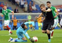 2-1. México cumple, con remontada, ante una intensa y rocosa Nueva Zelanda El arquero mexicano Alfredo Talavera (c) disputa el balón con el neozelandés Chris Wood (2d) durante un partido del grupo A de la Copa Confederaciones de la FIFA 2017 disputado entre México y Nueva Zelanda hoy, miércoles 21 de junio de 2017, en el estadio Fisht de la ciudad de Sochi (Rusia).