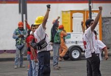 México recibe ayuda de migrantes centroamericanos Una peregrinación de migrantes centroamericanos se ha volcado a ayudar en la reconstrucción de casas dañadas y limpieza de escombros por los terremotos de septiembre en México.