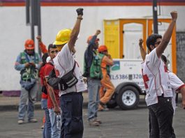 Una peregrinación de migrantes centroamericanos se ha volcado a ayudar en la reconstrucción de casas dañadas y limpieza de escombros por los terremotos de septiembre en México.