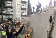 Mexicanos muestran su mejor espíritu solidario ante la tragedia Un grupo especial de rescate de la Policía Federal levanta las manos como señal de petición de silencio absoluto, luego de escuchar algunos ruidos durante las operaciones de búsqueda de personas aun con vida en medio de edificios colapsados tras el sismo de magnitud 7,1 en la escala de Richter que sacudió fuertemente el centro del país este martes, hoy, miércoles 20 de septiembre de 2017, en Ciudad de México (México).