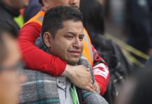 Asciende a 292 el número de víctimas mortales por el terremoto en México Un hombre espera noticias de su esposa, que aún se encuentra atrapada, mientras las brigadas de rescate continúan con las labores de búsqueda de desaparecidos entre los escombros hoy, viernes 22 de septiembre de 2017, en un edificio de la colonia Taxqueña en Ciudad de México (México).