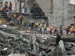 Brigadas de rescate continúan con las labores de búsqueda de personas bajo los escombros hoy, martes 26 de septiembre de 2017, en el edificio colapsado de la avenida Álvaro Obregón de Ciudad de México (México).