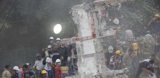Edificio en Ciudad de México. A días de empezar la demolición de sus edificios hoy repletos de grietas.