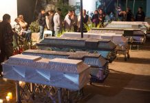 México decreta tres días de luto en honor a las víctimas del terremoto Habitantes de la población de Atzala, en el estado de Puebla (México), velan hoy, miércoles 20 de septiembre de 2017, a las 11 personas que perdieron la vida cuando se oficiaba un bautizo en la iglesia de Santiago Apóstol al momento del sismo de magnitud 7,1 en la escala de Richter, que sacudió fuertemente a México este martes 19 de septiembre, justo cuanto se cumplían 32 años del poderoso terremoto que provocó miles de muertes en 1985.