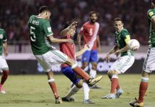 Cristian Bolaños (c) de Costa Rica disputa el balón con Diego Reyes (i) y José Guardado (d) de México durante un partido de clasificación al mundial Rusia 2018.