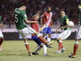 Cristian Bolaños (c) de Costa Rica disputa el balón con Diego Reyes (i) y José Guardado (d) de México durante un partido de clasificación al mundial Rusia 2018.