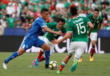 Rodolfo Pizarro (frente) y Jesús Gallardo (2-i) de México disputan el balón con Darwin Cerén (i) de El Salvador hoy, domingo 9 de julio de 2017, durante un partido entre México y El Salvador del grupo C por la Copa Oro en el estadio Qualcomm en San Diego