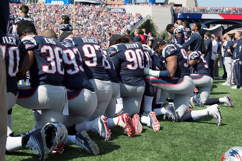 Alejandro Villanueva, se mostró "avergonzado" por haber dejado mal al equipo después ser el único de la plantilla que se mantuvo de pie durante el himno nacional en medio de la ola de protestas que vive este deporte por racismo.