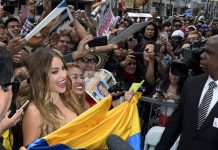 La actriz colombiana Sofía Vergara (d) acompañada de sus fanáticos durante la ceremonia.