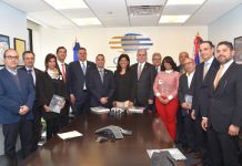 EU abandonará la polémica recopilación de datos telefónicos, según el NYT Durante la actividad, Rodolfo (Ruddy) Fuertes, presidente de NSA impone un pin al Sr. David Fernández, presidente de AMCHAMDR, como miembro honorífico de esa institución.