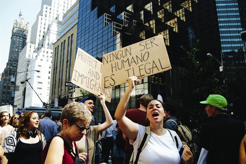 Varias personas protestan en la Torre Trump después de que el presidente Donald Trump anunciara la eliminación del plan migratorio conocido como DACA en Nueva York.