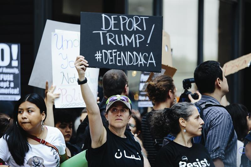 Varias personas se manifiestan fuera de la Torre Trump después de que el presidente Donald Trump anunciara la eliminación del plan migratorio conocido como DACA en Nueva York