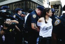 Una mujer es detenida durante una manifestación en la Torre Trump después de que el presidente Donald Trump anunciara la eliminación del plan migratorio conocido como DACA en Nueva York.