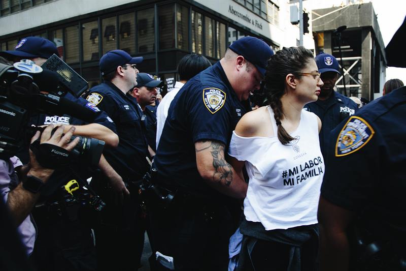 Una mujer es detenida durante una manifestación en la Torre Trump después de que el presidente Donald Trump anunciara la eliminación del plan migratorio conocido como DACA en Nueva York.