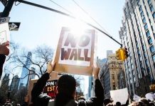 Neoyorquinos se manifiestan mostrando su apoyo a la comunidad inmigrante Activistas, defensores de los derechos de los inmigrantes, protestan para pedir a la administración de Donald Trump proteger el programa de Acción Diferida para los Llegados en la Infancia (DACA) y el programa del Estatus de Protección Temporal (TPS) frente a la torre Trump en Nueva York