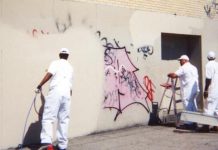 Alcalde se une a un equipo de Grattiti-Free NYC para limpiar grafiti en El Bronx Graffiti-Free NYC ha limpiado casi 3.4 millones de pies cuadrados de grafiti en lugares de El Bronx, y 21 millones de pies cuadrados en toda la ciudad.