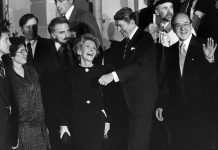 el presidente de Estados Unidos Ronald Reagan (CR) y su esposa Nancy (CL) durante una visita en Ginebra, Suiza, 20 de noviembre de 1985. De acuerdo con los informes que citan su portavoz, Nancy Reagan murió el 06 de marzo de 2016 a los 94 años.