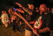 Una fotografía del 24 de abril de 2016 de miembros de organizaciones neo nazis y del Ku Klux Klan.