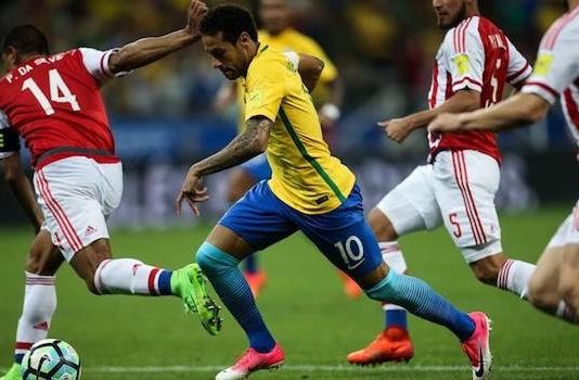 El presidente de la FIFA, Joseph Blatter, afirmó hoy en Sao Paulo que para el atacante brasileño Neymar será muy difícil figurar entre los mejores del mundo sin estar en alguna liga europea que le de más visibilidad.