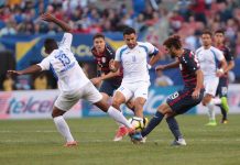 Bryan García (i) y Juan Barrera (c) de Nicaragua disputan el balón con Graham Zusi (d) Estados Unidos hoy, sábado 15 de junio de 2017, durante un partido de la Copa Oro entre Estados Unidos y Nicaragua en el estadio First Energy Stadium en Cleveland (EE.UU.).