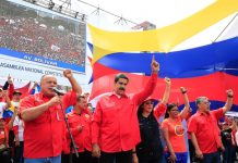 Fotografía cedida por la oficina de prensa del Palacio de Miraflores, del presidente de Venezuela, Nicolás Maduro (c), durante un acto de Gobierno hoy, jueves 27 de julio de 2017, en Caracas, Venezuela.