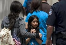Padres que pagaron para traer a sus hijos a Estados Unidos de forma clandestina aseguran que se vieron obligados a hacerlo para salvarlos de la muerte y que la Administración de Donald Trump debería, en vez de querer detenerles, comprender sus razones.
