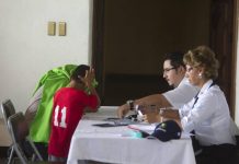Familias afectadas por la cancelación de programa CAM buscan alternativas Los padres de niños y jóvenes afectados por la cancelación del Programa de Procesamiento de Refugiados para Menores Centroamericanos (CAM) buscan desesperadamente vías legales para traerlos a Estados Unidos.