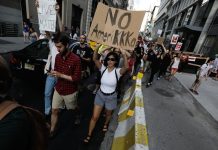 Manifestantes marchan en Nueva York durante una protesta realizada para mostrar solidaridad con las víctimas de la violencia que tuvo lugar en una manifestación de supremacistas blancos en Charlottesville, Virginia.